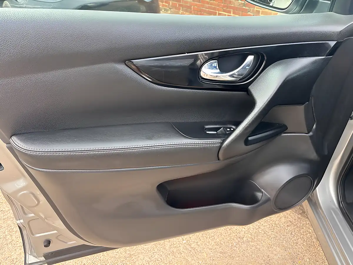 Used 2014 Nissan Qashqai Tekna Silver - Interior and Exterior details 20