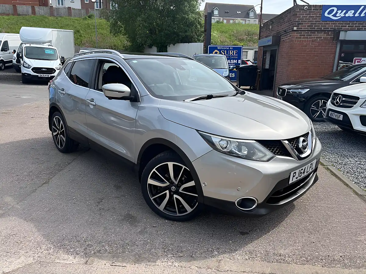 Used 2014 Nissan Qashqai Tekna Silver - Interior and Exterior details 3