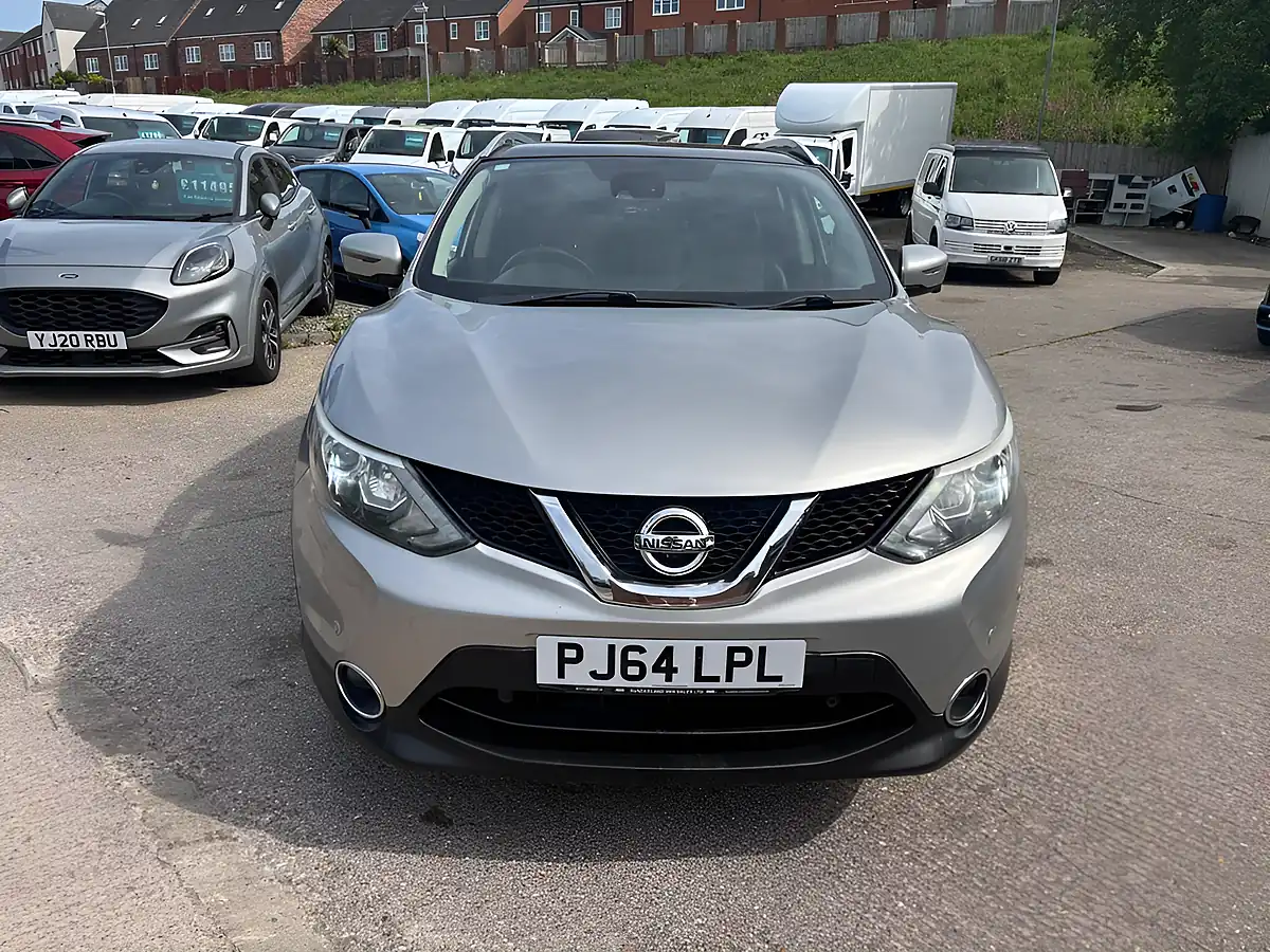 Used 2014 Nissan Qashqai Tekna Silver - Interior and Exterior details 4