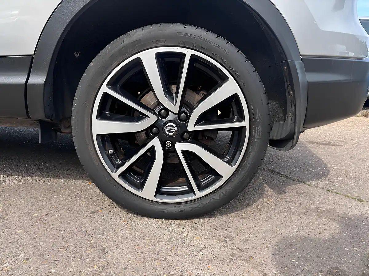 Used 2014 Nissan Qashqai Tekna Silver - Interior and Exterior details 5