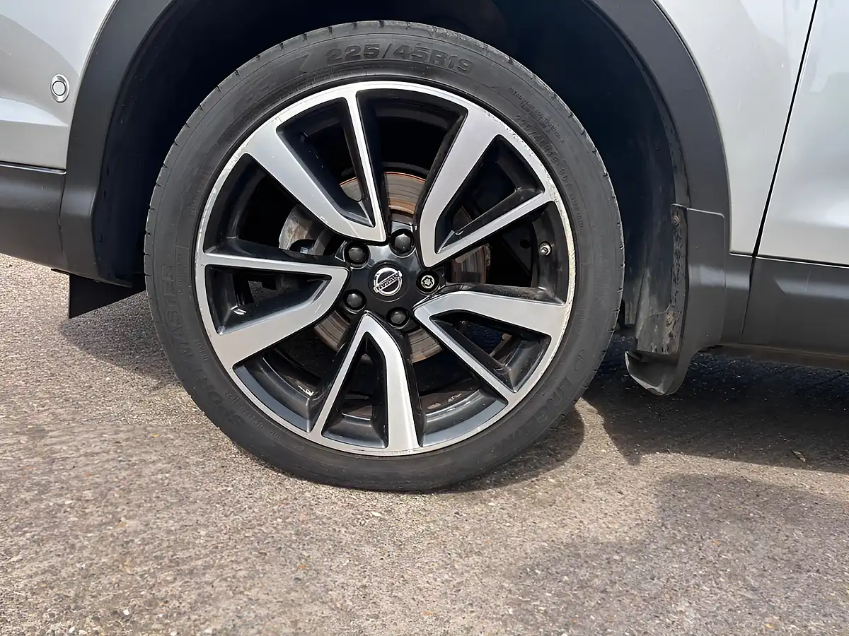 Used 2014 Nissan Qashqai Tekna Silver - Interior and Exterior details 6