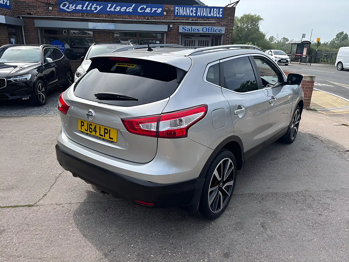 Used 2014 Nissan Qashqai Tekna Silver - Interior and Exterior details 8