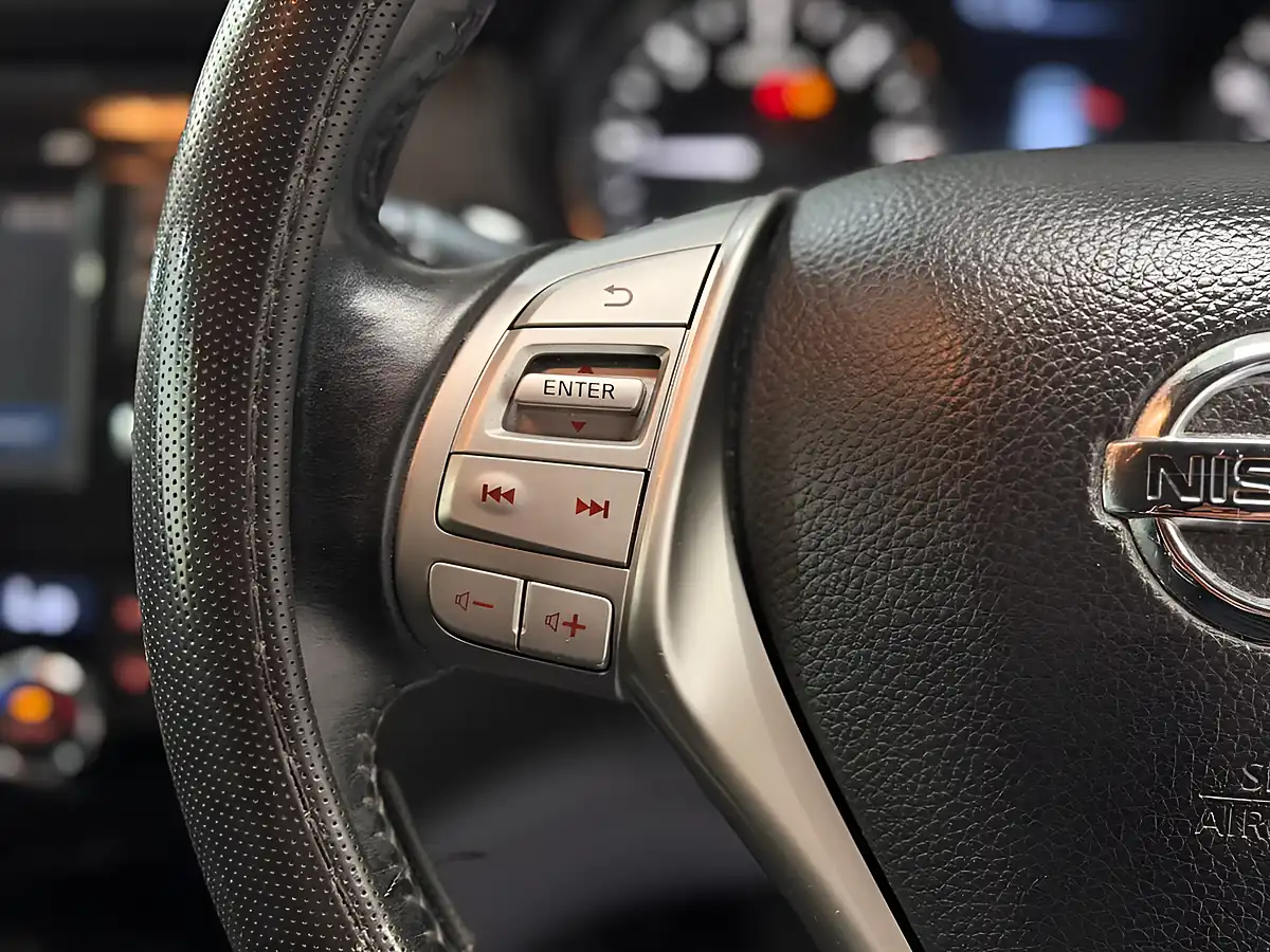 Used 2014 Nissan Qashqai Tekna Silver - Interior and Exterior details 11