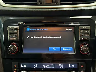 Used 2014 Nissan Qashqai Tekna Silver - Interior and Exterior details 13