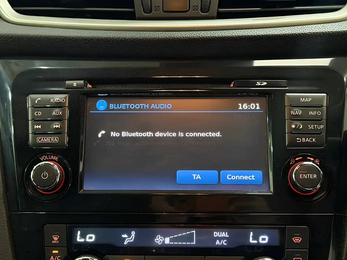 Used 2014 Nissan Qashqai Tekna Silver - Interior and Exterior details 13