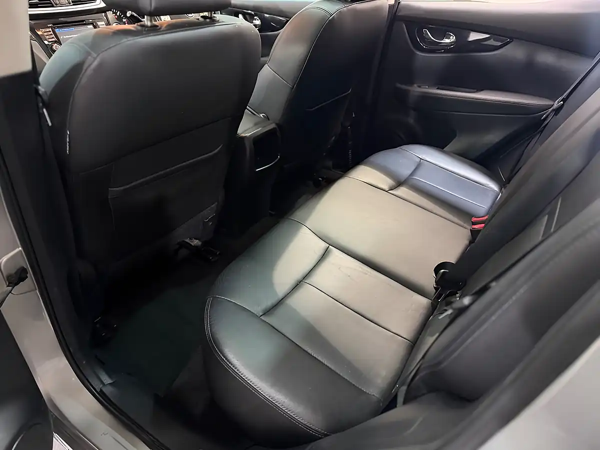 Used 2014 Nissan Qashqai Tekna Silver - Interior and Exterior details 16