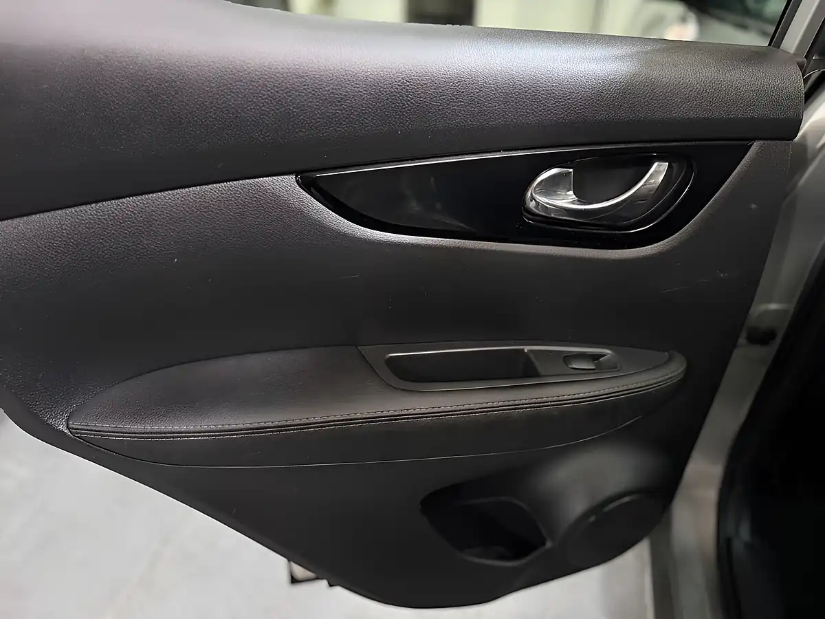 Used 2014 Nissan Qashqai Tekna Silver - Interior and Exterior details 17