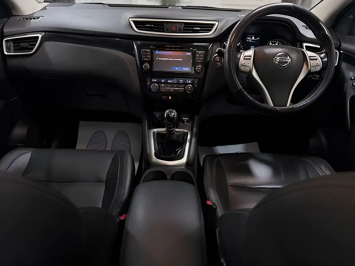 Used 2014 Nissan Qashqai Tekna Silver - Interior and Exterior details 18