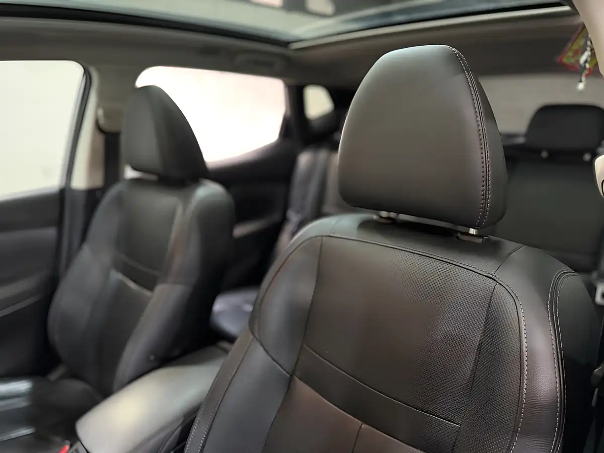 Used 2014 Nissan Qashqai Tekna Silver - Interior and Exterior details 19