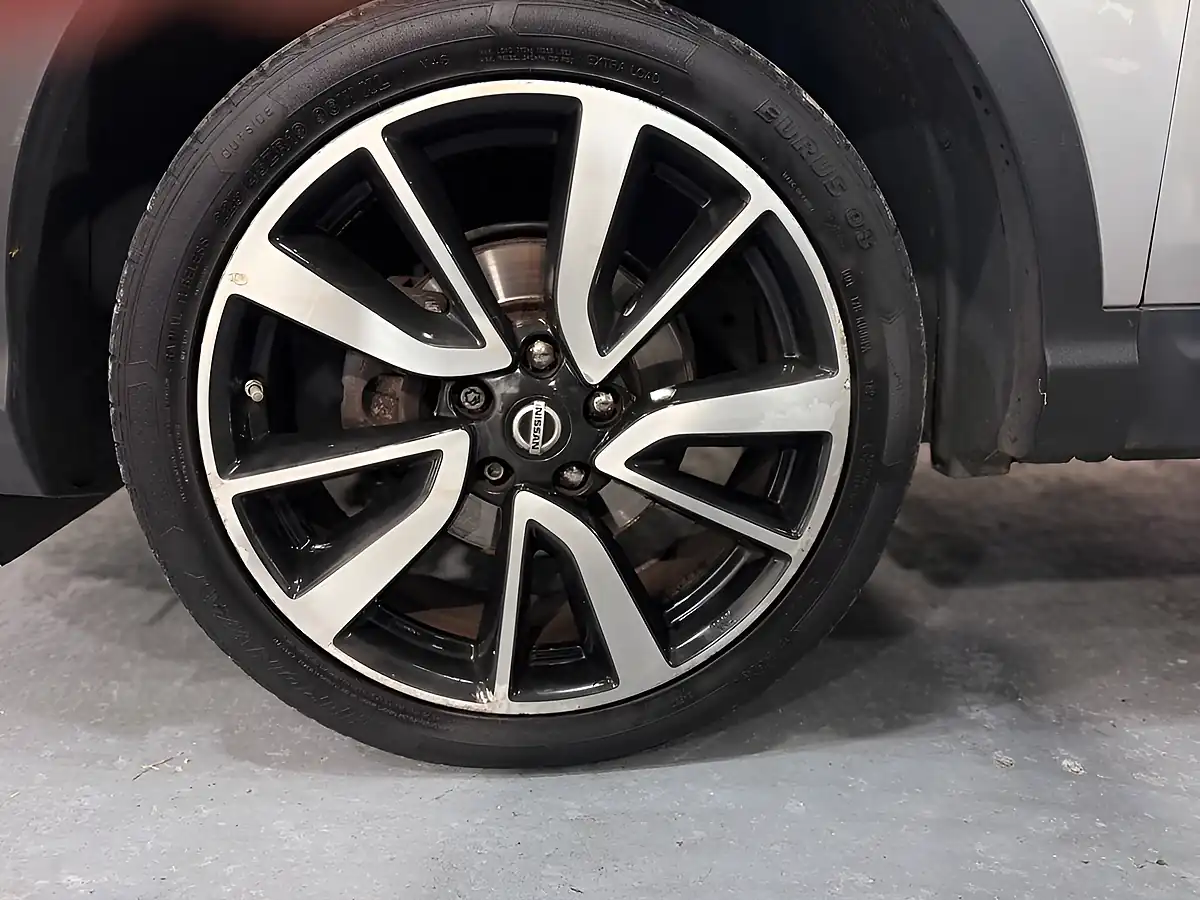 Used 2014 Nissan Qashqai Tekna Silver - Interior and Exterior details 20