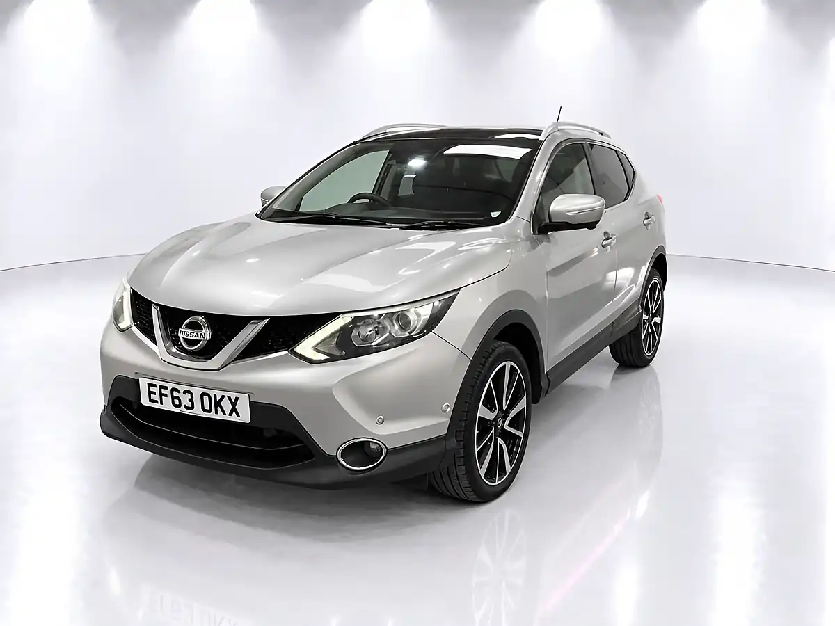 Used 2014 Nissan Qashqai Tekna Silver - Interior and Exterior details 4