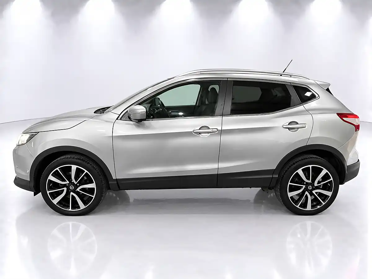 Used 2014 Nissan Qashqai Tekna Silver - Interior and Exterior details 5