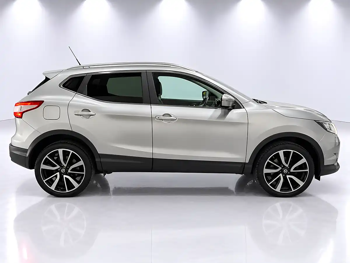Used 2014 Nissan Qashqai Tekna Silver - Interior and Exterior details 9