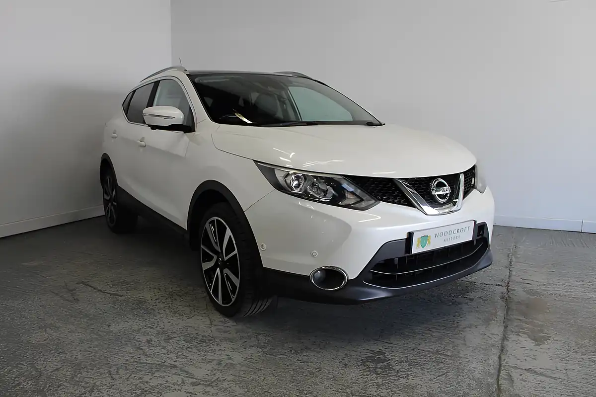 Used 2014 Nissan Qashqai Tekna White - Front View