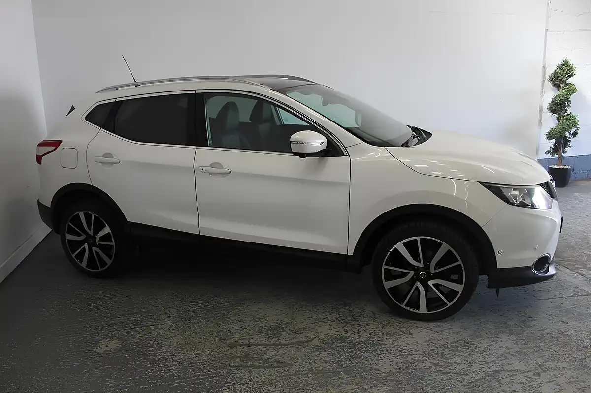 Used 2014 Nissan Qashqai Tekna White - Interior and Exterior details 3