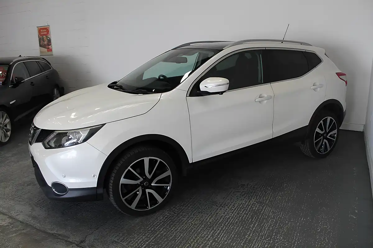 Used 2014 Nissan Qashqai Tekna White - Interior and Exterior details 4