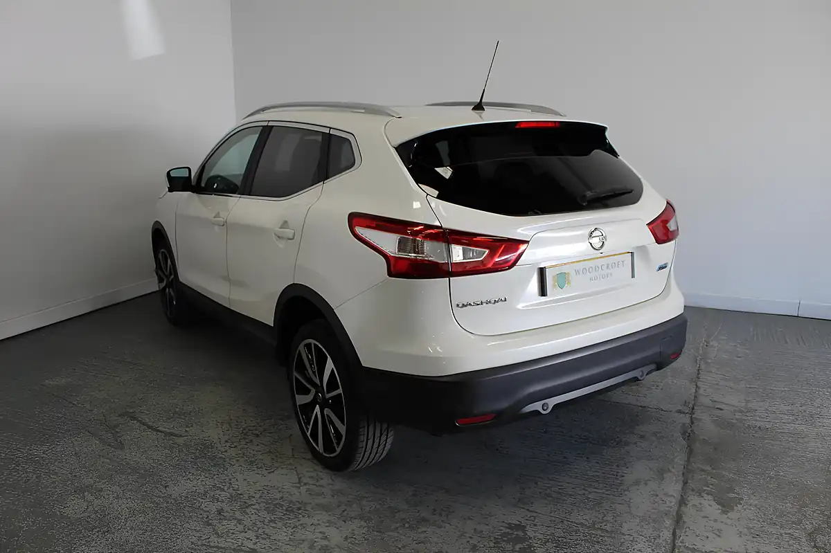 Used 2014 Nissan Qashqai Tekna White - Interior and Exterior details 5