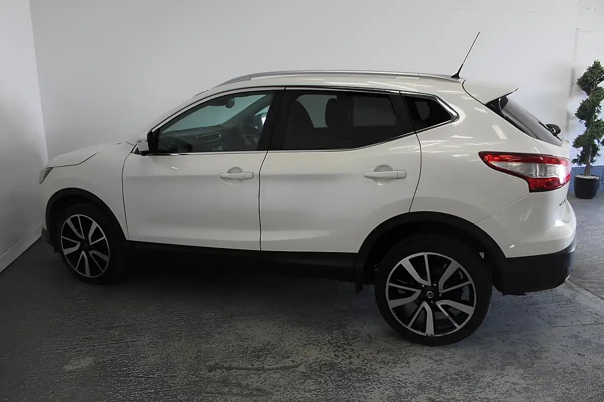 Used 2014 Nissan Qashqai Tekna White - Interior and Exterior details 7