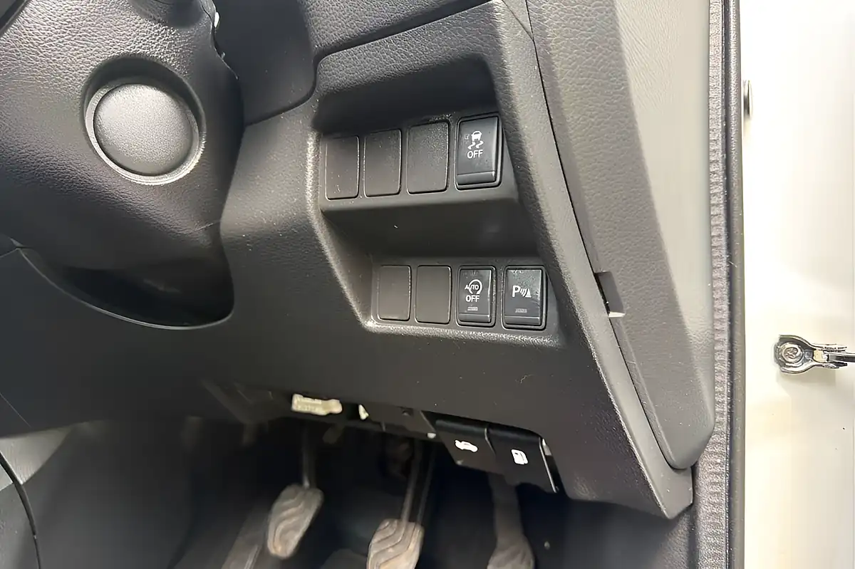 Used 2014 Nissan Qashqai Tekna White - Interior and Exterior details 12