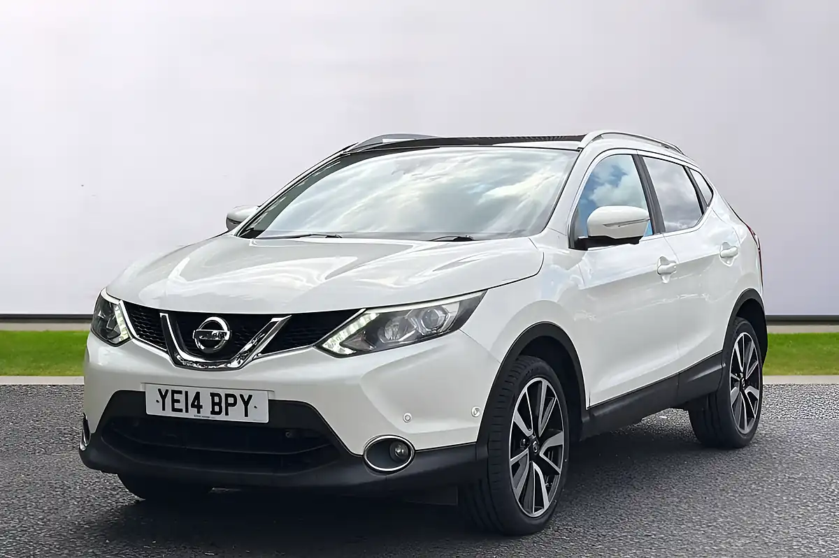 Used 2014 Nissan Qashqai Tekna White - Interior and Exterior details 3