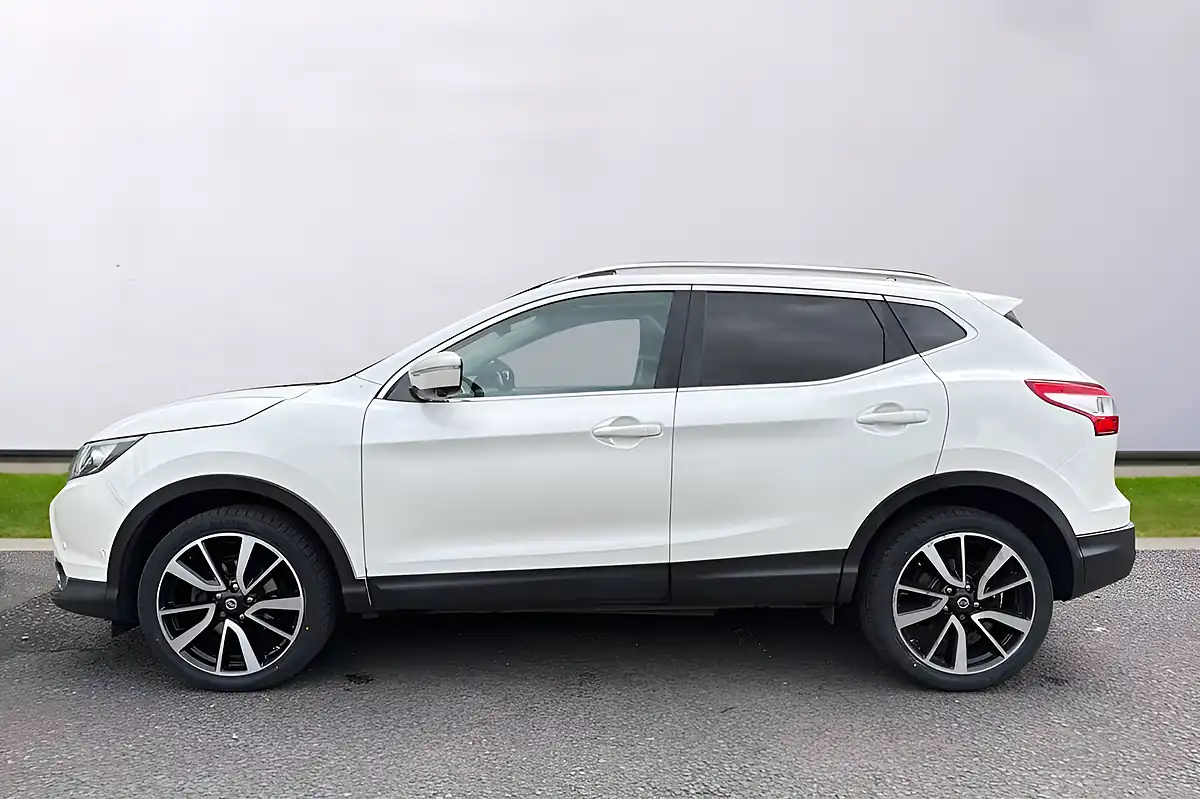 Used 2014 Nissan Qashqai Tekna White - Interior and Exterior details 4