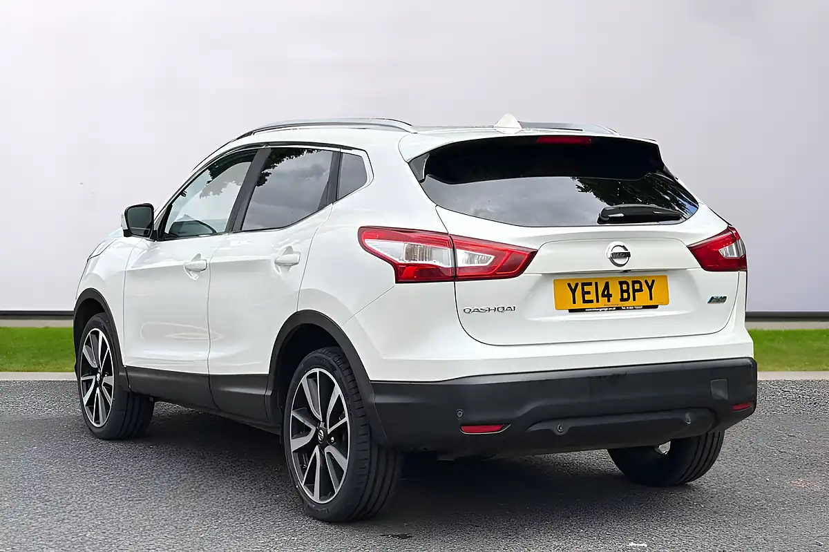 Used 2014 Nissan Qashqai Tekna White - Interior and Exterior details 5
