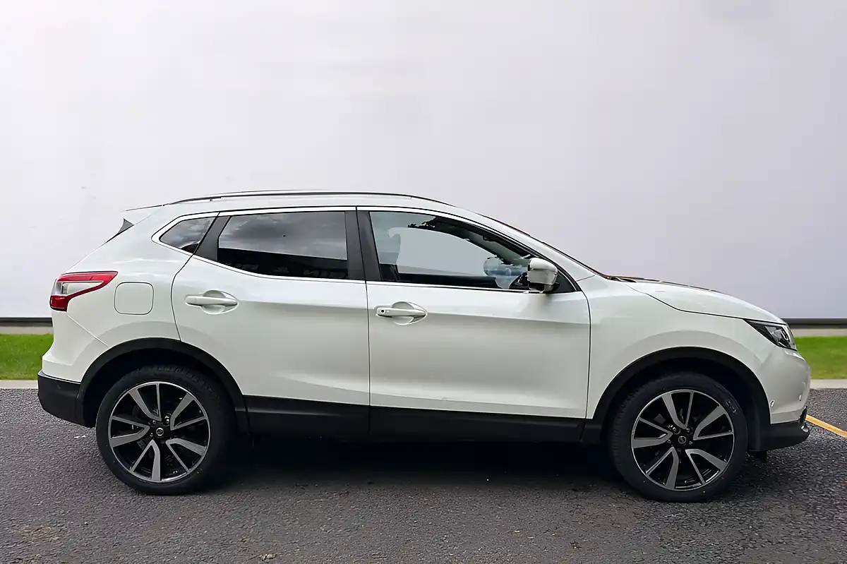 Used 2014 Nissan Qashqai Tekna White - Interior and Exterior details 8