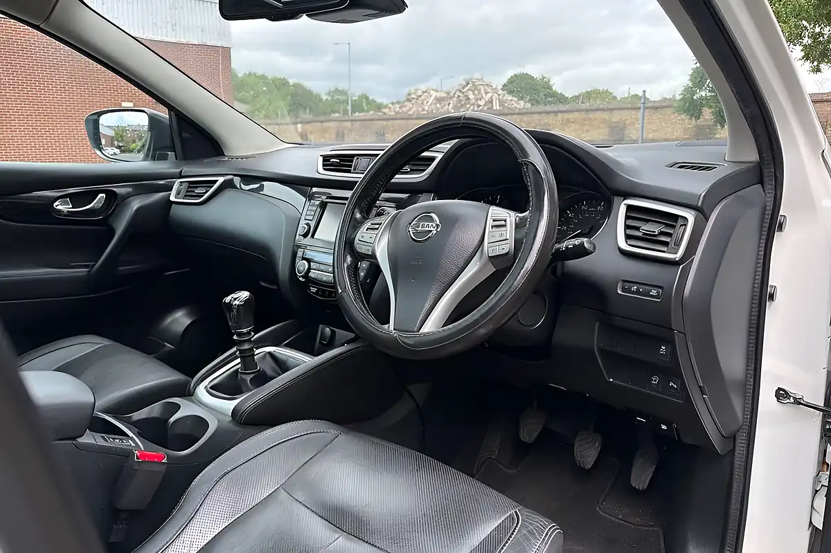 Used 2014 Nissan Qashqai Tekna White - Interior and Exterior details 9