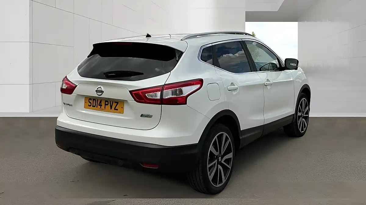 Used 2014 Nissan Qashqai Tekna White - Interior and Exterior details 4