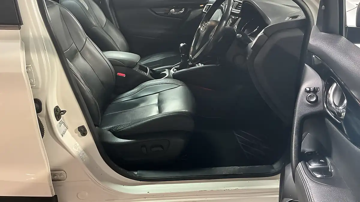 Used 2014 Nissan Qashqai Tekna White - Interior and Exterior details 8