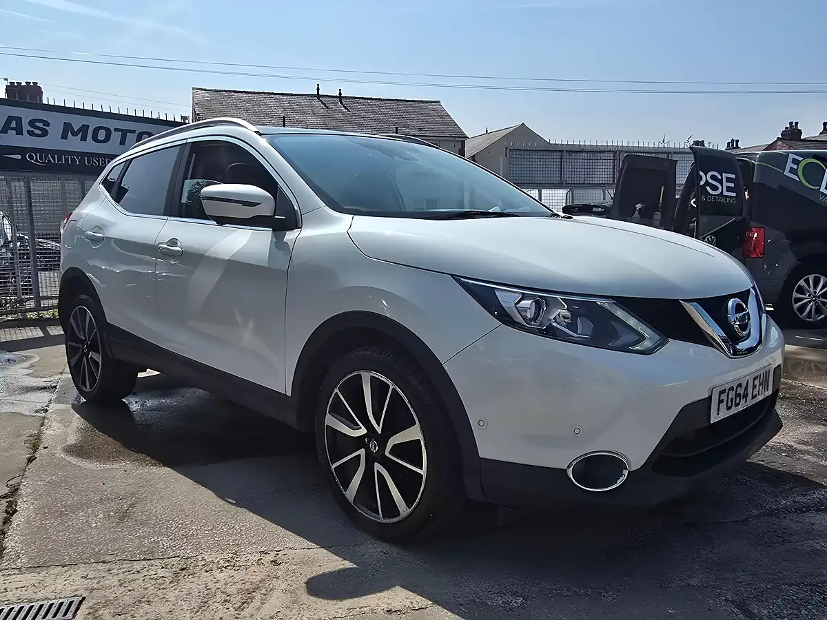 Used 2014 Nissan Qashqai Tekna White - Front View