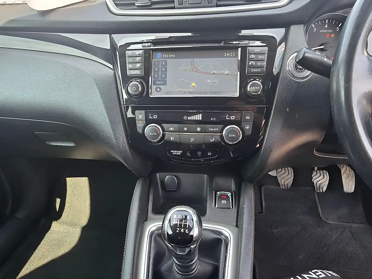 Used 2014 Nissan Qashqai Tekna White - Interior and Exterior details 11