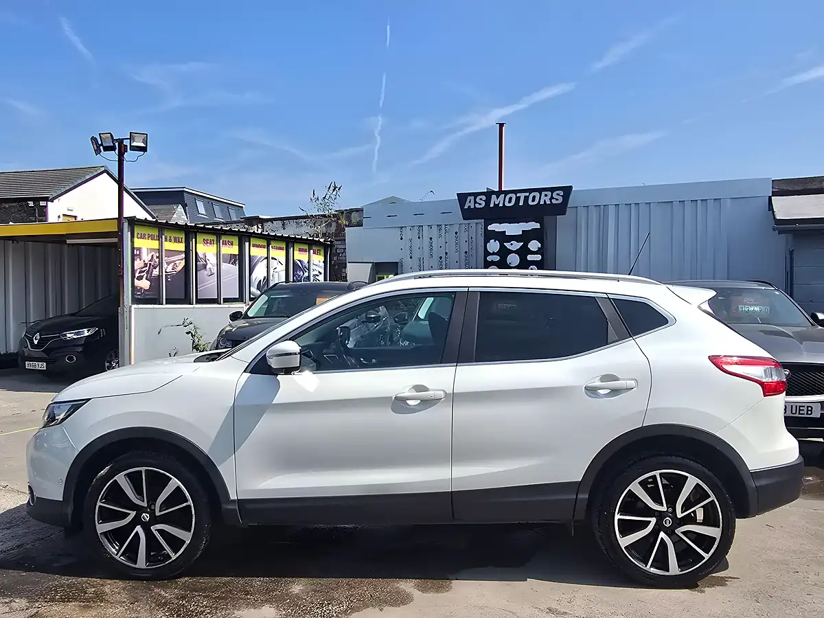 Used 2014 Nissan Qashqai Tekna White - Interior and Exterior details 4