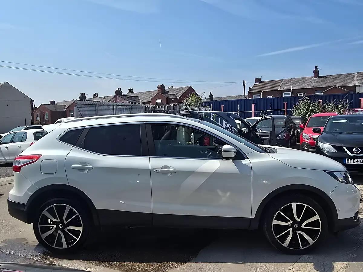 Used 2014 Nissan Qashqai Tekna White - Interior and Exterior details 8
