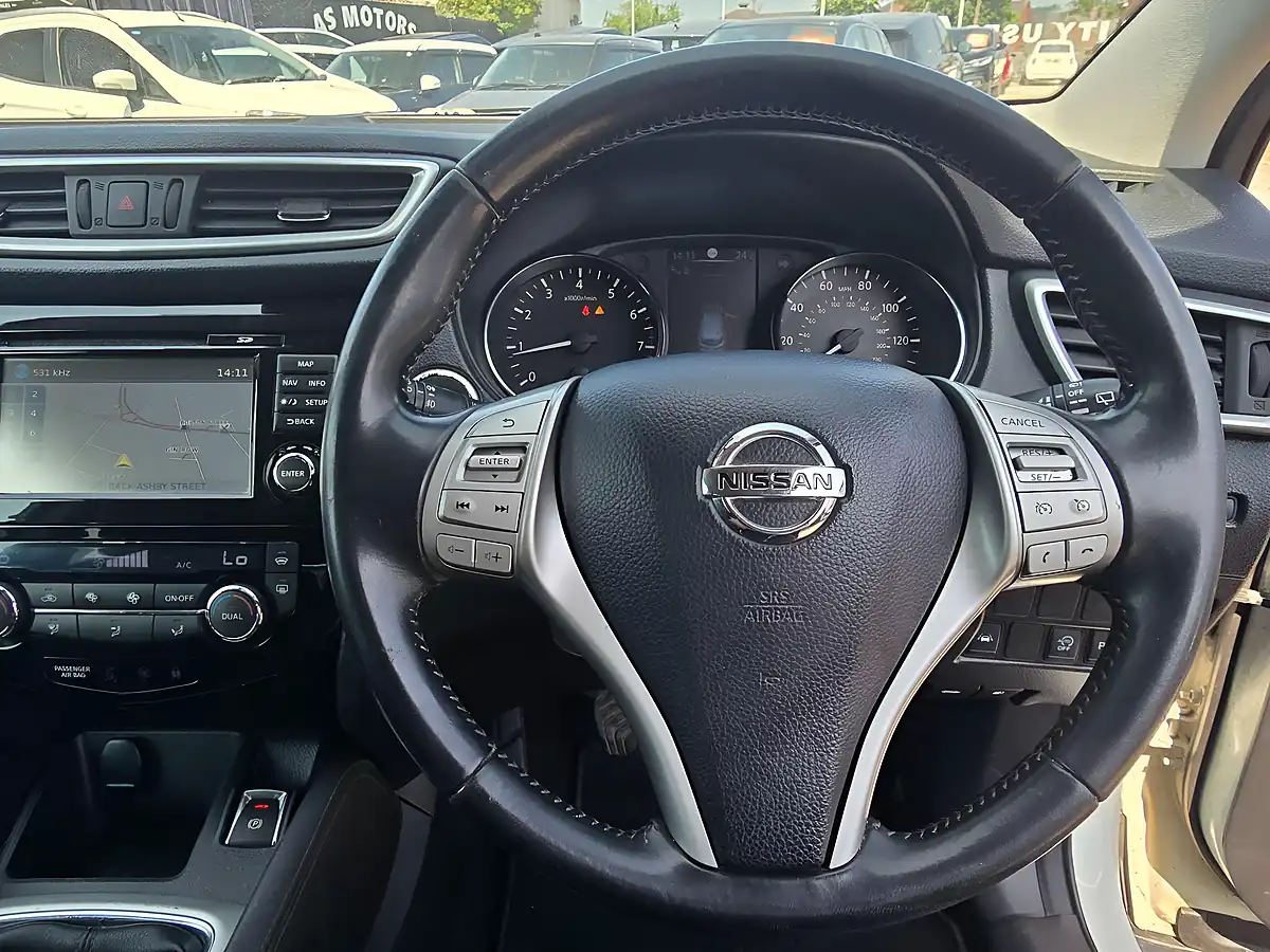 Used 2014 Nissan Qashqai Tekna White - Interior and Exterior details 9