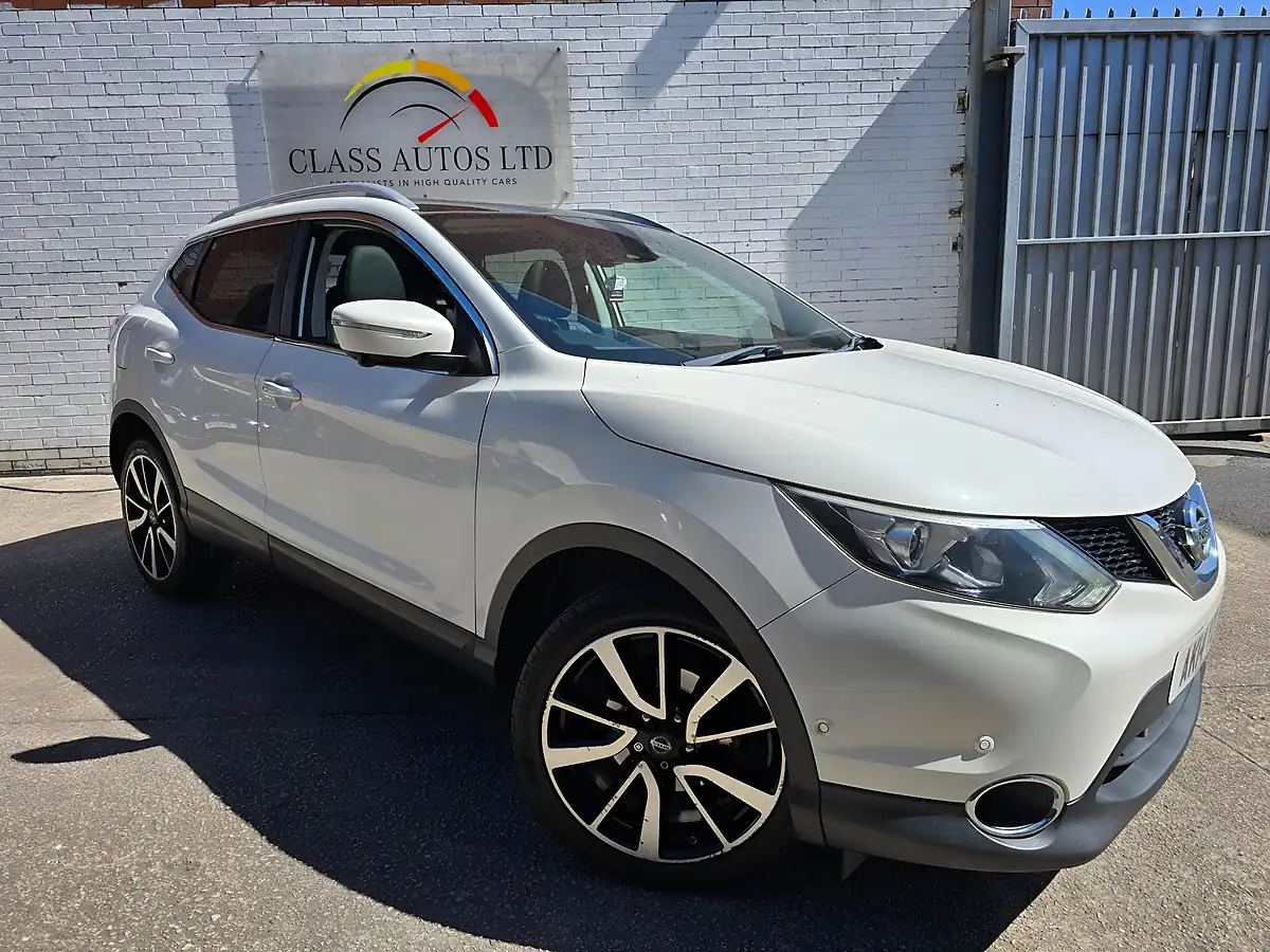 Used 2014 Nissan Qashqai Tekna White - Front View