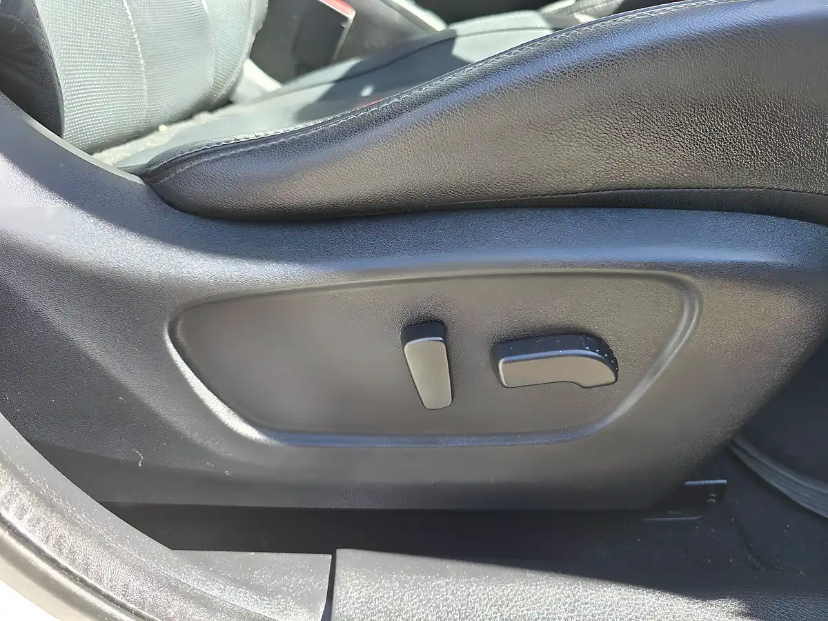 Used 2014 Nissan Qashqai Tekna White - Interior and Exterior details 16