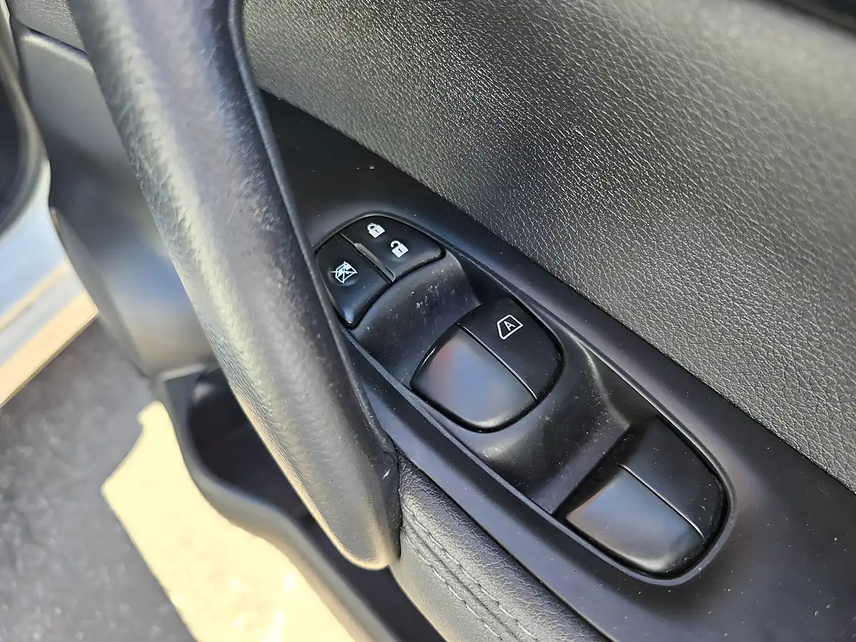 Used 2014 Nissan Qashqai Tekna White - Interior and Exterior details 17