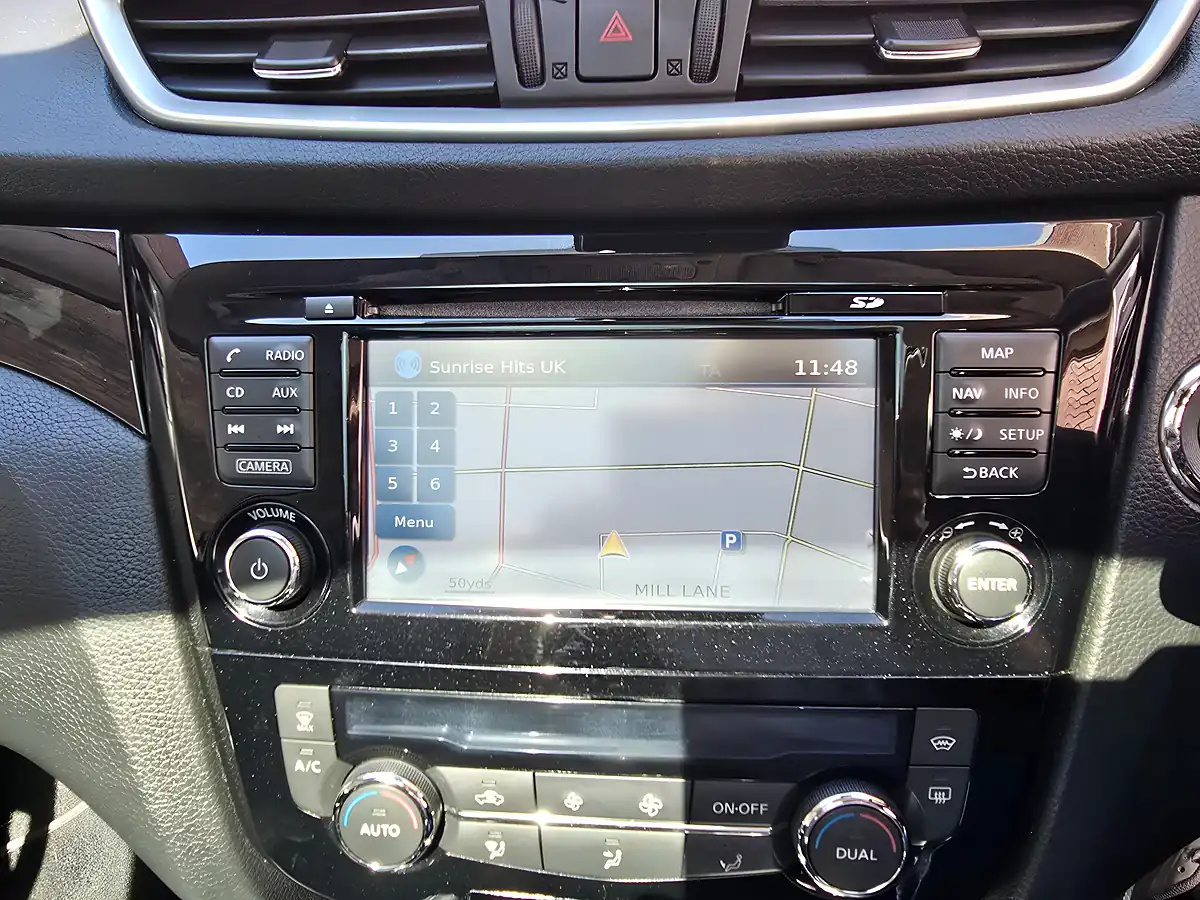 Used 2014 Nissan Qashqai Tekna White - Interior and Exterior details 19