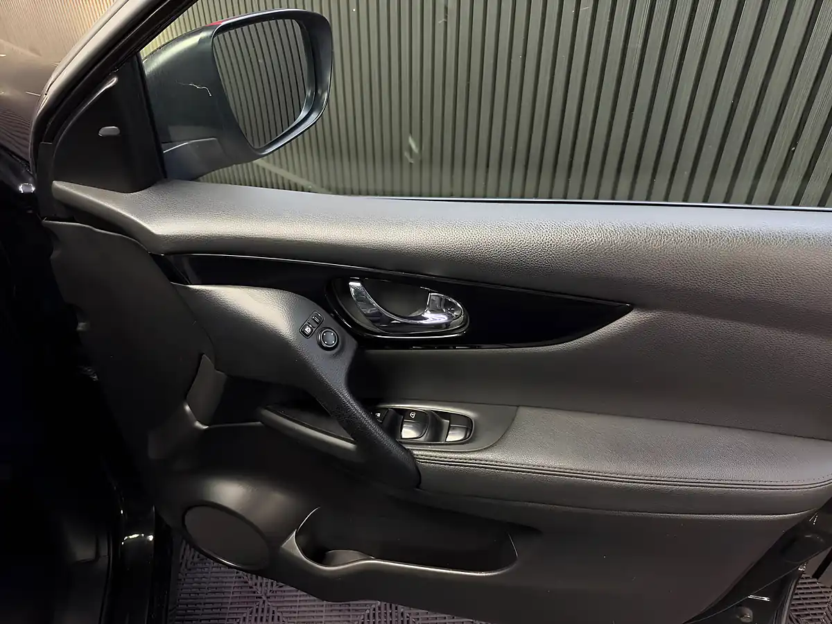 Used 2014 Nissan Qashqai Tekna Xtron Black - Interior and Exterior details 7