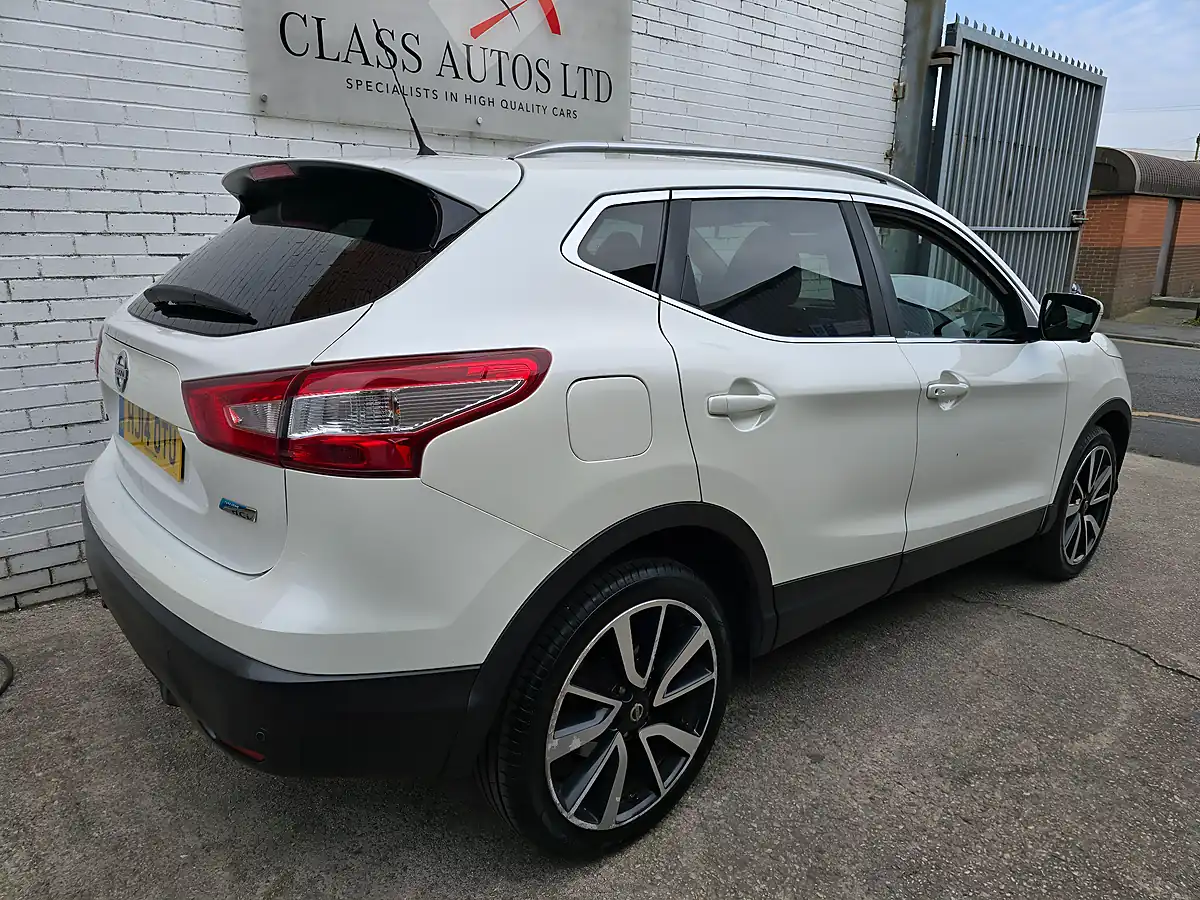 Used 2014 Nissan Qashqai Tekna Xtron White - Interior and Exterior details 11