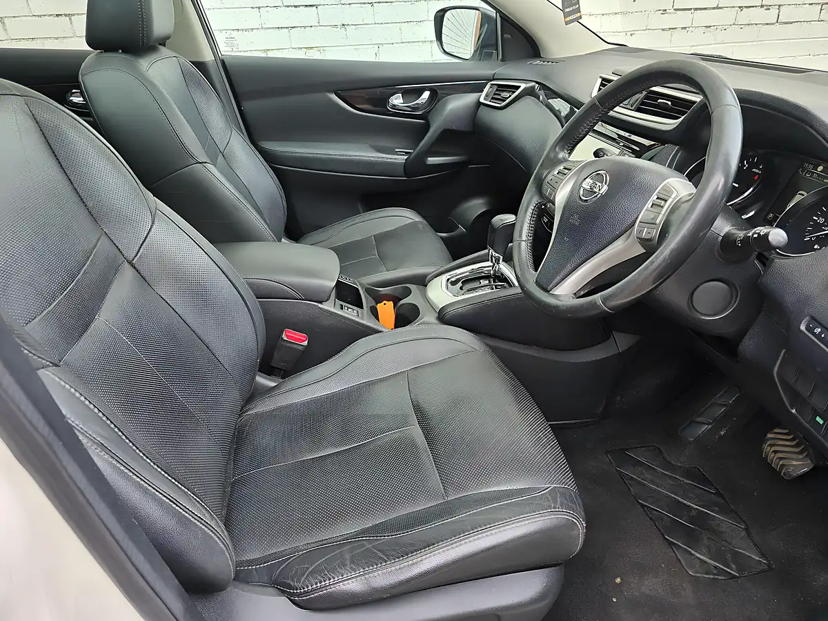 Used 2014 Nissan Qashqai Tekna Xtron White - Interior and Exterior details 14