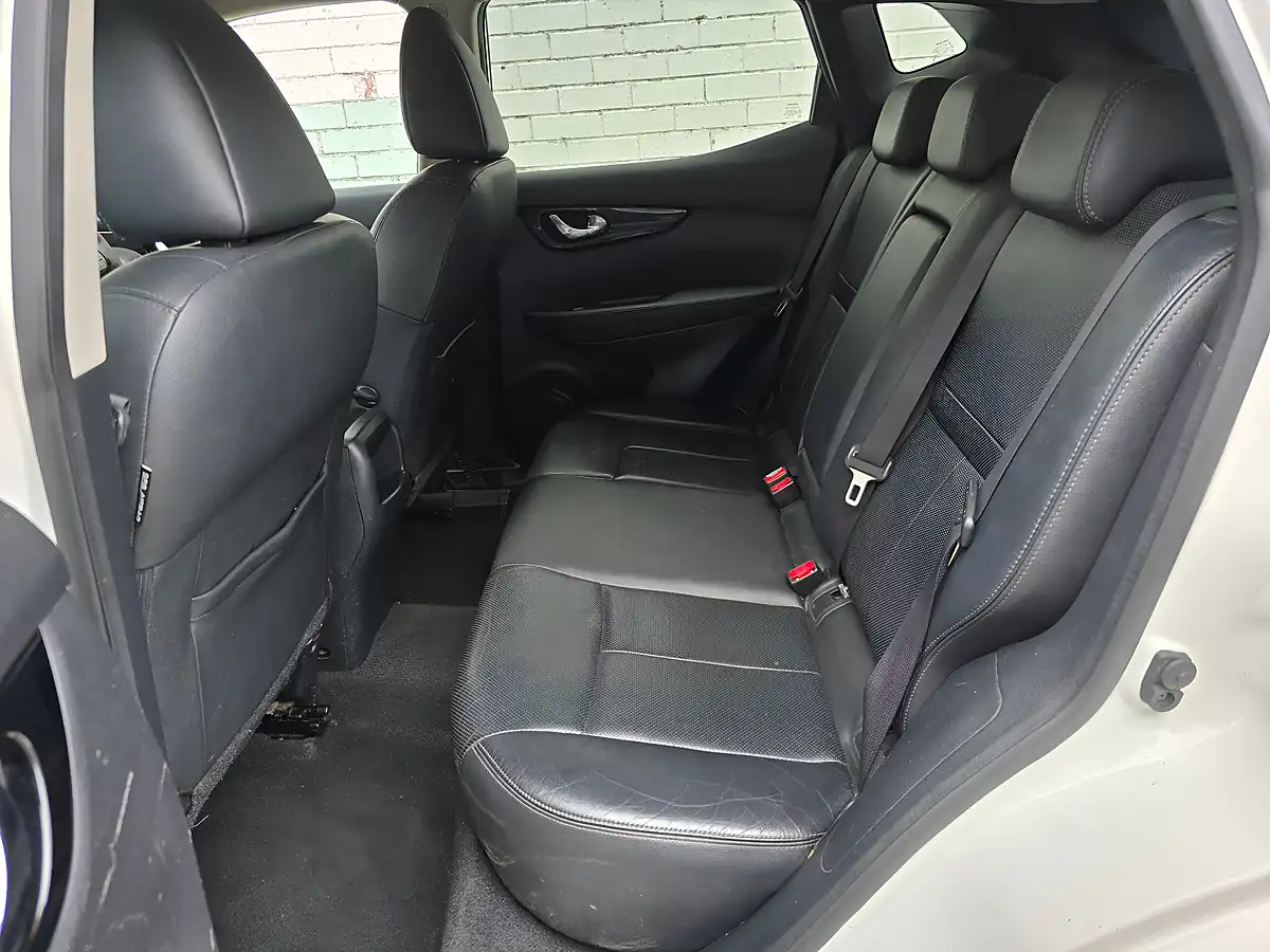 Used 2014 Nissan Qashqai Tekna Xtron White - Interior and Exterior details 16