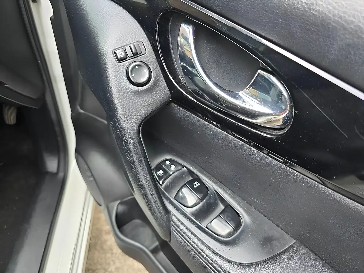Used 2014 Nissan Qashqai Tekna Xtron White - Interior and Exterior details 17