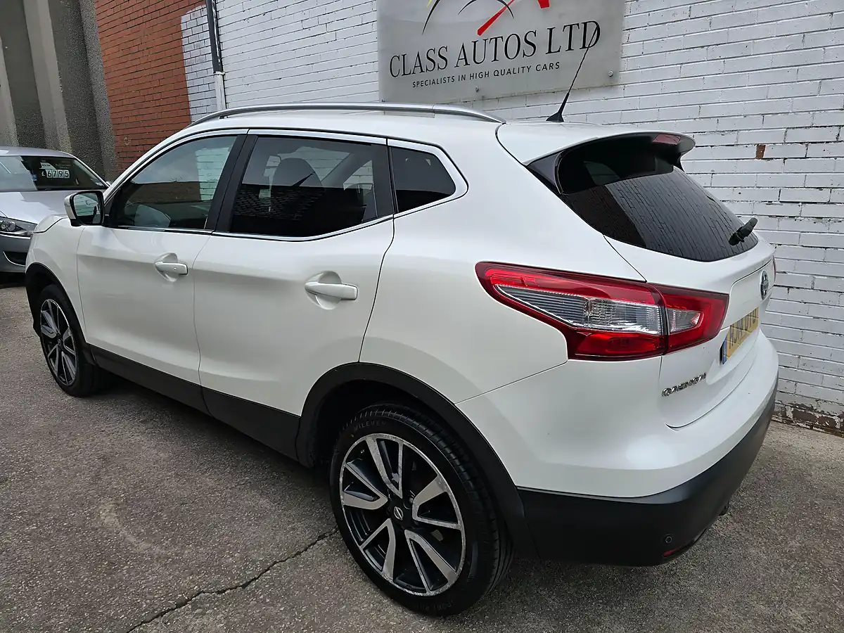 Used 2014 Nissan Qashqai Tekna Xtron White - Interior and Exterior details 5