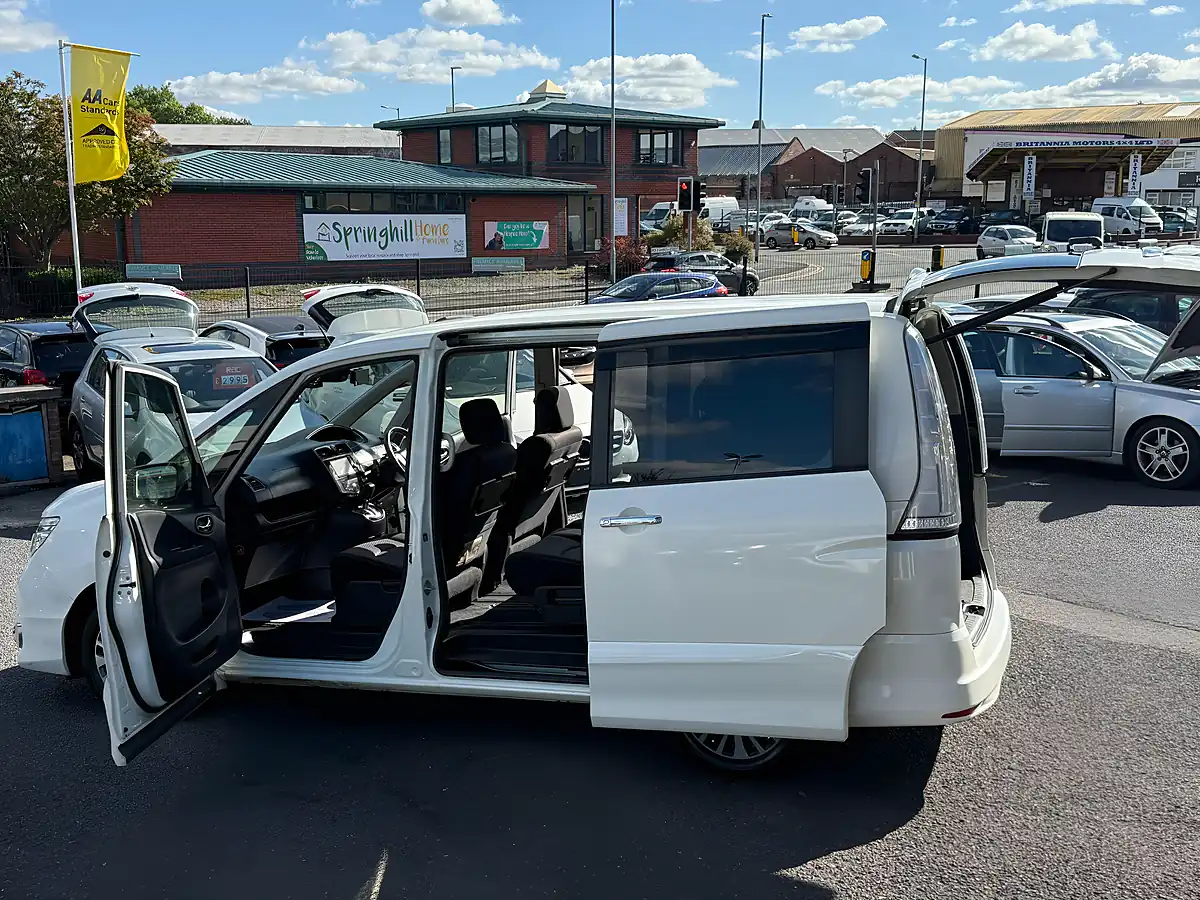 Used 2014 Nissan Serena Highway Star White - Interior and Exterior details 11