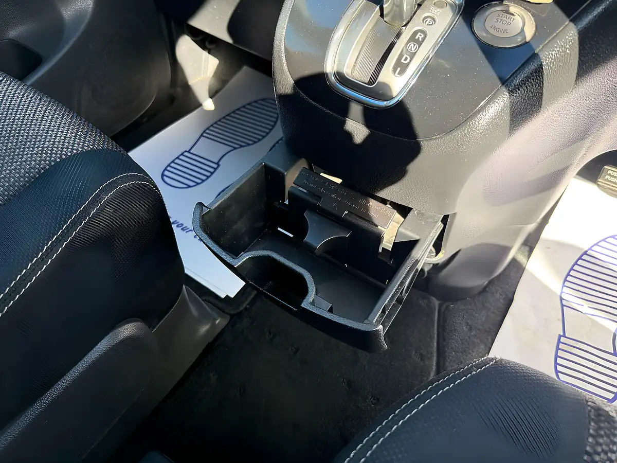 Used 2014 Nissan Serena Highway Star White - Interior and Exterior details 18