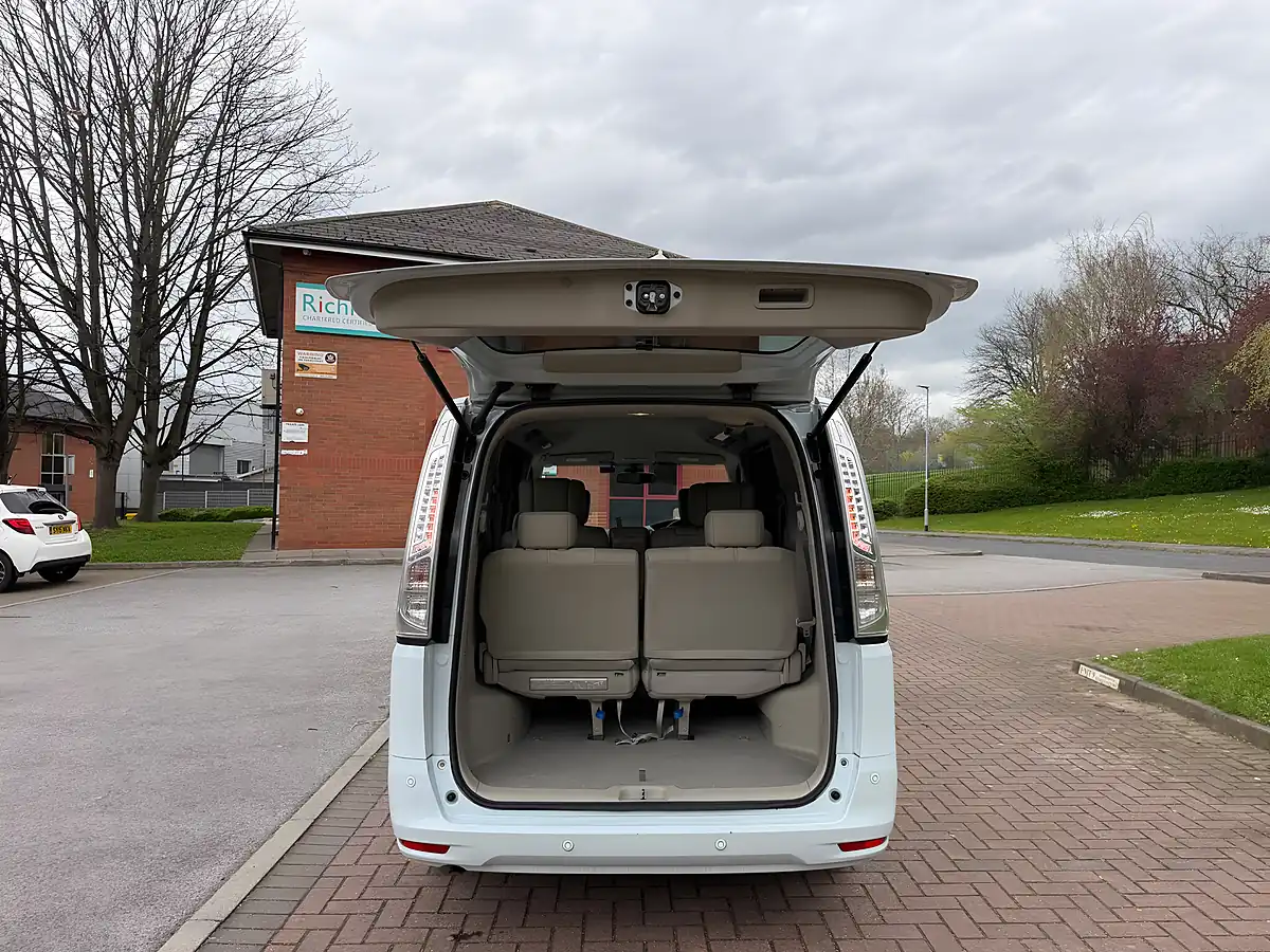 Used 2014 Nissan Serena S White - Interior and Exterior details 10