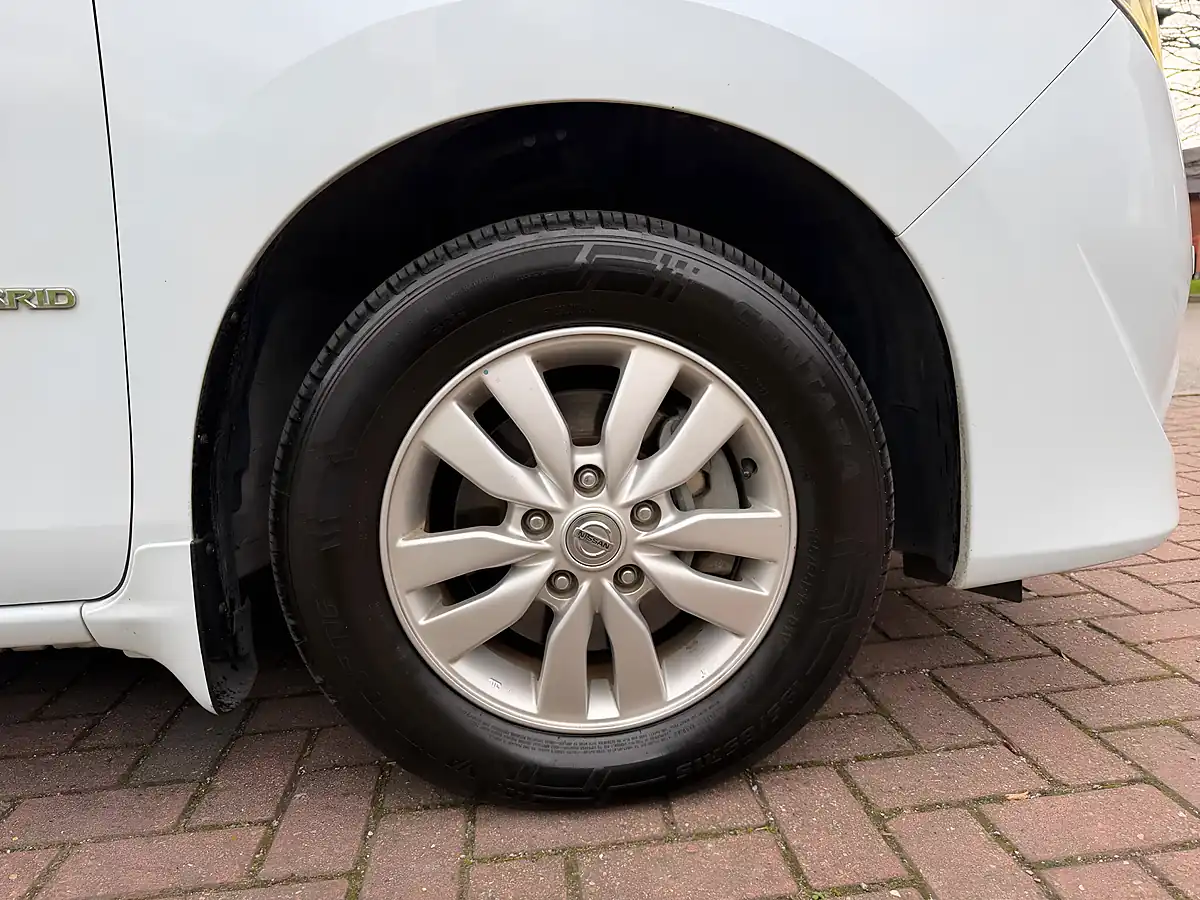 Used 2014 Nissan Serena S White - Interior and Exterior details 11