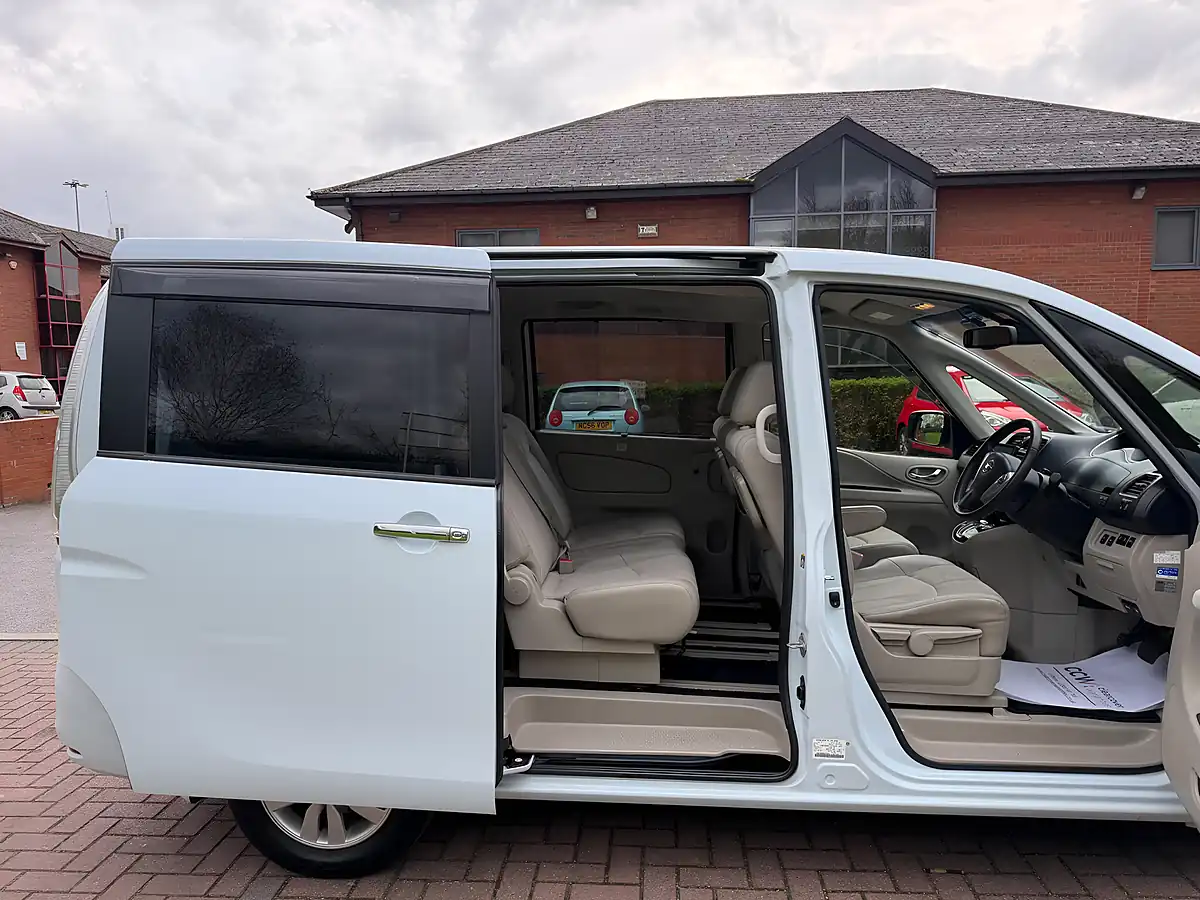 Used 2014 Nissan Serena S White - Interior and Exterior details 12